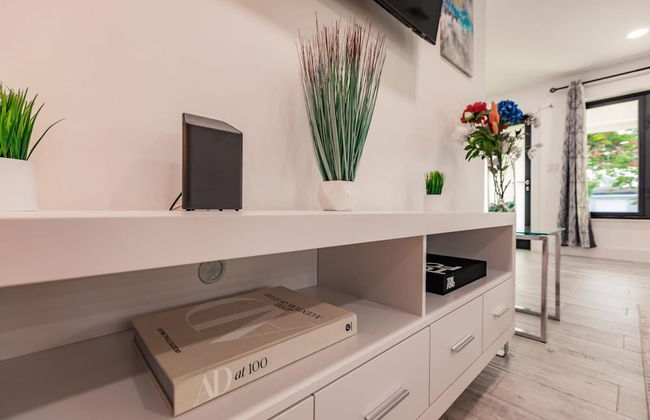 Modern Spacious Home With Pool Jacuzzi - Photo 6