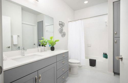 Chic 2BR-w Parking, Near Rvrwalk, Dome & Conv Ctr - Foto 19