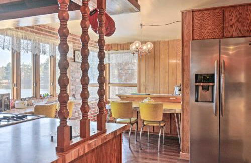 Retro Rhinelander Lake Retreat with Fire Pit! - Foto 13