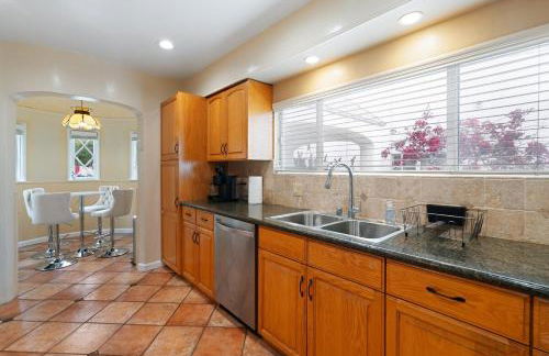 Spacious 4BR House with Large Yard and Parking Beverly Hills Adj - Foto 16