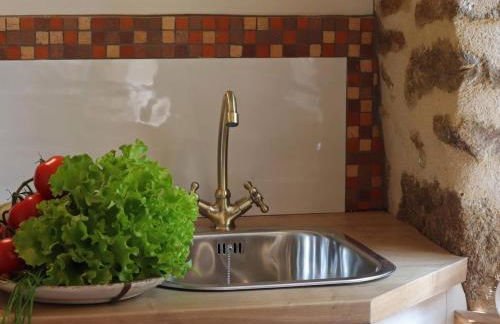 Maison historique du 15ème siècle avec jardin à La Carneille - FR-1-497-135 - Foto 10