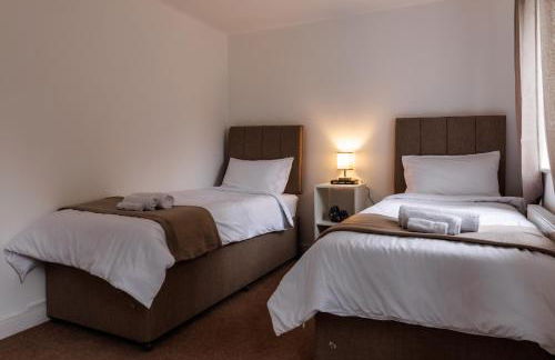 Spacious 4-Bedroom House in Aylesbury Ideal for Contractors Professionals or Larger Families - Foto 45