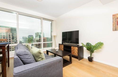 Snug 3BR HighRise with Pool, Spa & Rooftop Views - Foto 11