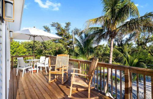 Charming Beachfront Cottage with Dock Slip and Kayaks on Little Gasparilla Island | Placida, FL - Foto 17