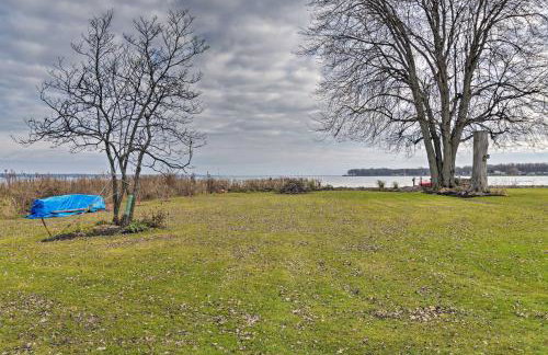 Lakefront Home with Deck, Fishing Dock and Canoe! - Foto 32