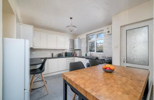 Stylish 3 Bed Home with Gardens Fast Transport Links - Foto 9