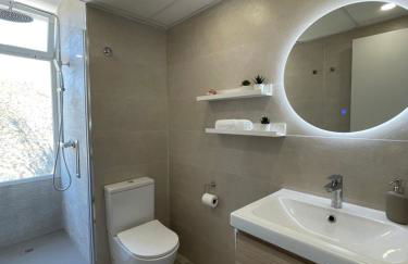 NUEVO, primera linea de playa, con piscina y vistas al mar - Foto 24