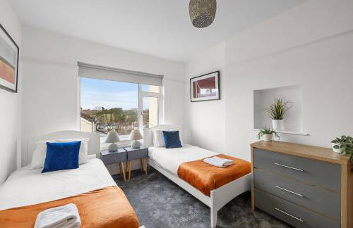 Substantial 5 bedroom townhouse with disabled access apartment, private off road parking space with EV point from 15th April 26, jaccuzi bath, Netflix and Wifi, near Argyle, boutique shops eateries and pubs - Foto 45