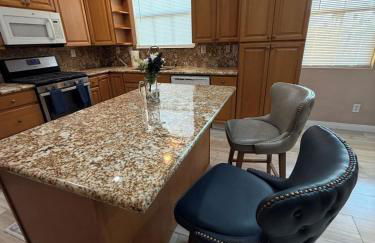 Private and Stylish 3Bdrm 3Ba Townhome, Gated Patio, King Bed, Spacious, Free Parking, Available now - Foto 8