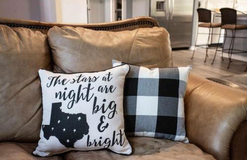 Lakefront 6BR Retreat w Dock & Game Room - Foto 11