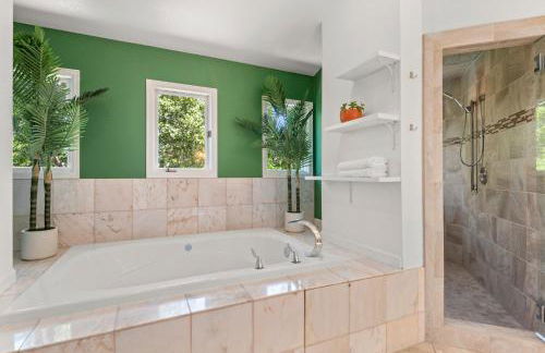 Heart of Cherry Creek Group Retreat Hot Tub - Foto 42