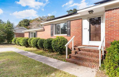 Chill Retreat, hot tub, large private yard - Foto 9