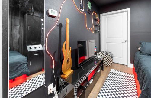 Pink Pony Villa - Waterfront Escape with Pool & Themed Rooms - Foto 13