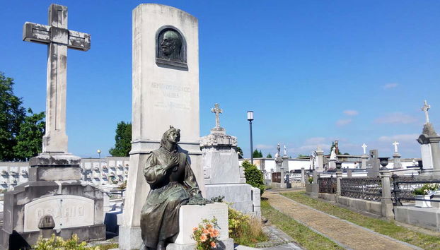 Tombe monumentale de l'écrivain Armando Palacio Valdés