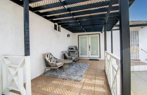 Updated 3-Bedroom LA Home with Backyard, BBQ & Family-Friendly Amenities - Photo 6