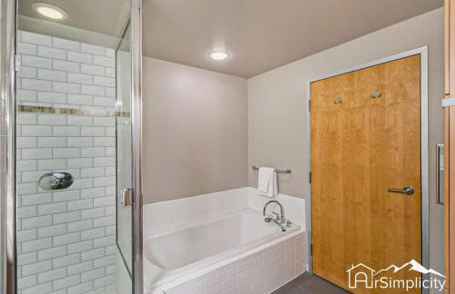 Condo w pvt balcony & gym access - Foto 22