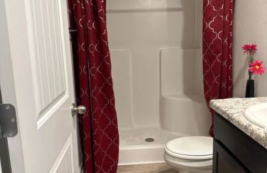 Exquisite 5 Bedroom Near Airport - Foto 12