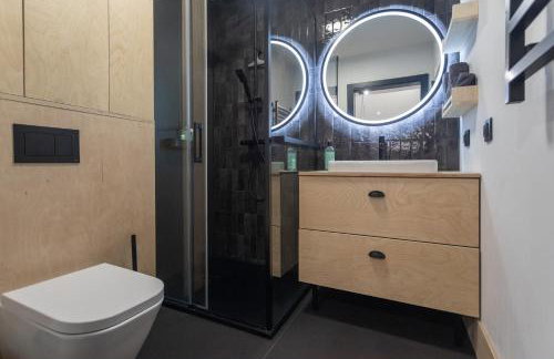 Czarny domek w górach - Foto 9