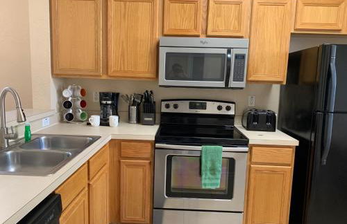 Spacious 4 BR Townhouse with 2 King Size Master Bedrooms, 3 miles to Disney, Free WiFi and Free Parking - Foto 45