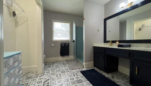 The Blue Belle of Winston-Salem - Foto 5, Shower, wardrobe