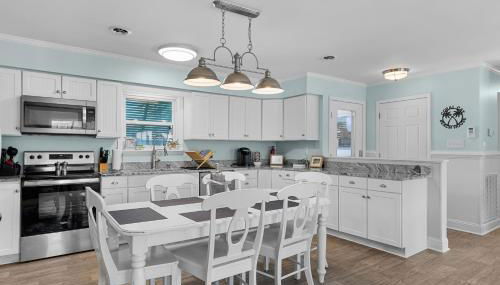 Colorful Emerald Isle Home Just Steps to Beach! - Foto 5