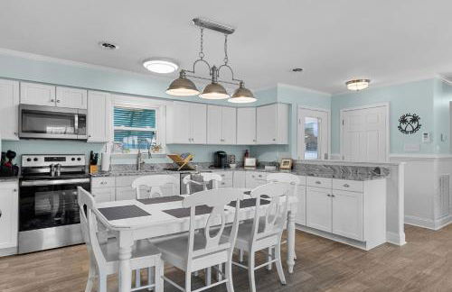 Colorful Emerald Isle Home Just Steps to Beach! - Foto 5