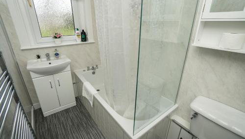 Free Parking - 2 Bedroom Flat-by Holiday Homes - Foto 4, Shower