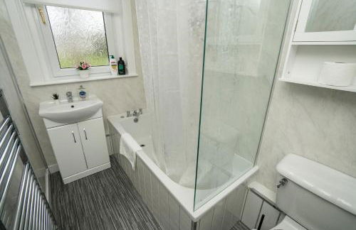 Free Parking - 2 Bedroom Flat-by Holiday Homes - Foto 4