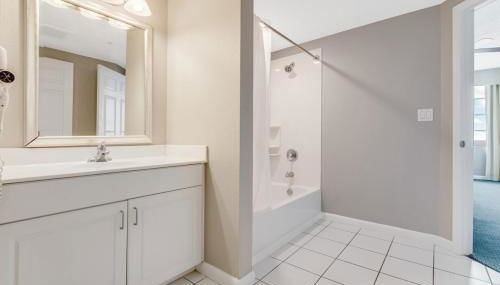 10th Floor Oasis Stunning 2BR with Spacious Private Double Balcony at The Wyndahm Ocean Walk Resort - Foto 4