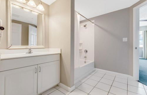 10th Floor Oasis Stunning 2BR with Spacious Private Double Balcony at The Wyndahm Ocean Walk Resort - Foto 4