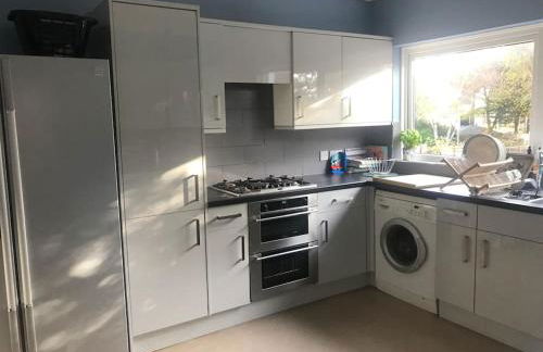 Spacious 5-Bedroom Victorian House Near Sandbanks - Sleeps 14, Parking & Garden - Foto 8