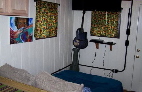 Cozy Wood Shed Tiny House Near Old Hickory Lake w/ Full Kitchen, Fire Pit & Breakfast - Foto 29