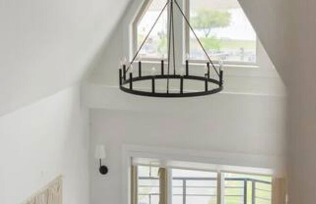 Lakeview Splendor 7BR Penthouse Bliss - Photo 45