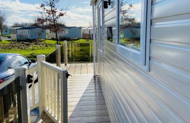 RJ Luxury caravan hire 2 with Hot Tub - Foto 6