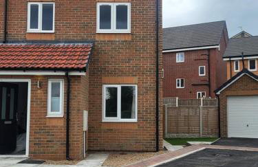 Modern 3-Bed House in Rotherham, WiFi, Garden & Free Parking - Foto 1