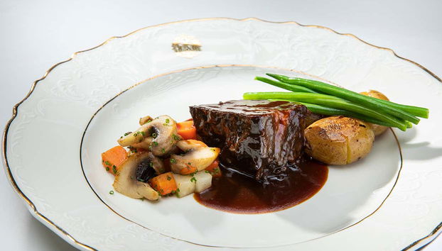 Cena y concierto de Mozart en el Grand Hotel Bohemia - Foto 3, Plato de ternera asada con verduras