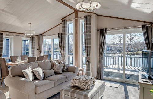 Kingfisher Lodge - Lakeside Lodge With Hot Tub - Foto 10