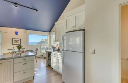 Beachside Retreat w Hot Tub Balcony Dining Blue-Ceiling Charm Sea Cured by AvantStay - Photo 13