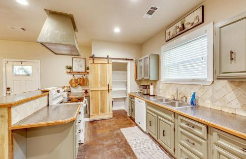 On-Site Creek and Spacious Yard Family Gem in Royal - Foto 12