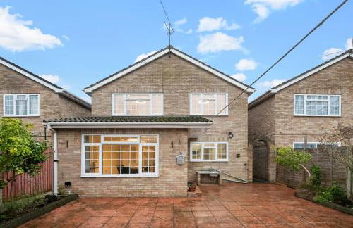 4 Bed House in Maidenhead, by ARP Homes, Driveway & Big Private Patio, Perfect Location for Business and Family Stays - Foto 35