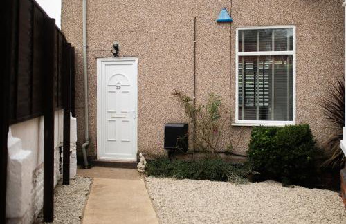 Detached Property With Secure Compound Parking - Foto 11