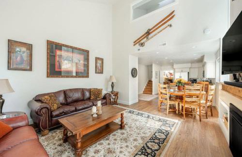 Bright and Cozy Getaway - Photo 5