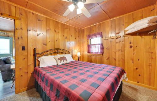 Near Snowmobiling! Carp Lake Cottage with Fire Pit - Foto 11