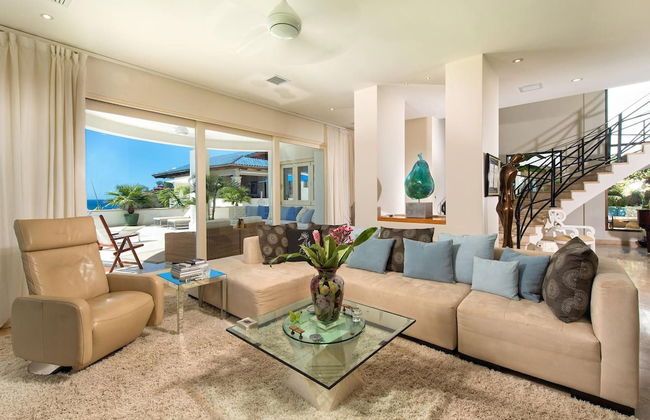 Exquisite Hilltop Villa with Luxurious Modern Design, Sweeping Ocean Views & Sparkling Infinity Pool - Foto 14