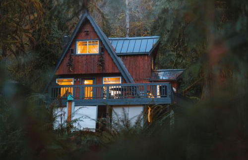 Secluded Forest Cabin with Hot Tub and Private Waterfall - Foto 1