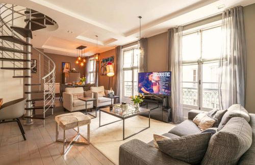 1min Walk From Champs Elysées - Avenue Montaigne - AC - Self-Checkin - Working Desk - Foto 1