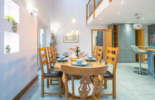 Modern 4-Bed Home Spacious & Comfortable - Pass the Keys - Foto 17