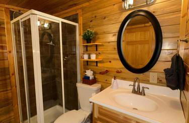 The Red Bears Den, Walk to River & Lake, In Town - Foto 8