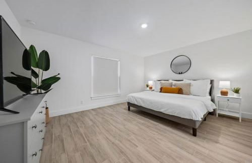 New! Few minutes to Downtown, 10 to the Beach! - Photo 1