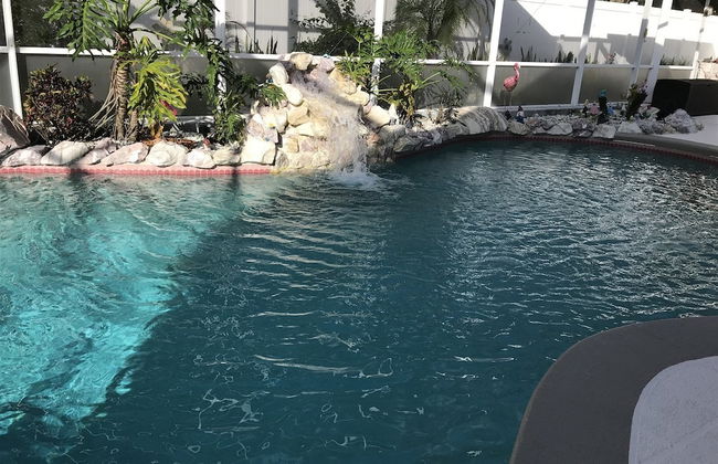 3 Bedroom Home With Private Screened Pool With Rock Waterfall Feature and Gameroom by Florida Dream Homes - Foto 31